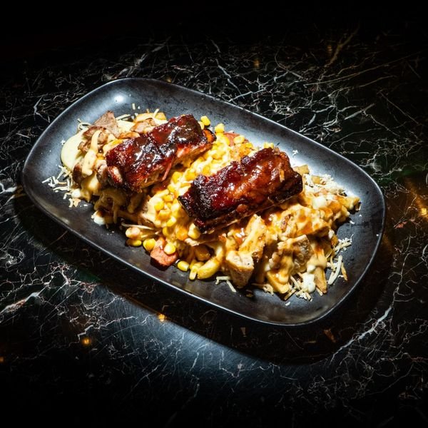 Salchipapa con costillas BBQ