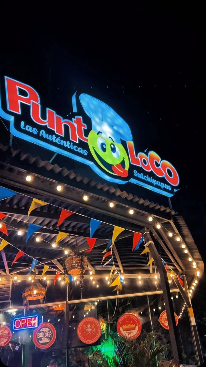 El aviso de neón de Punto Loco: Las auténticas salchipapas